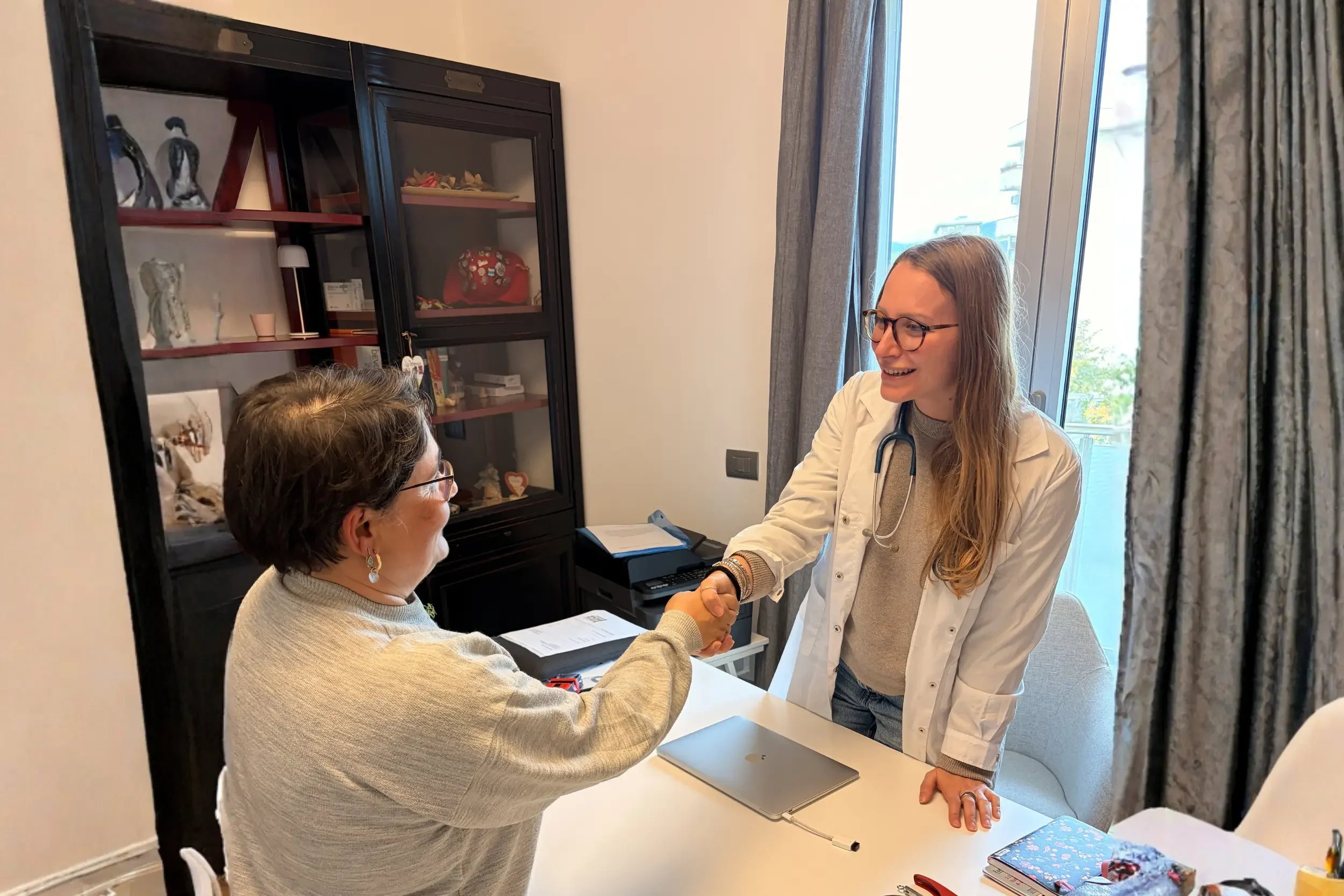 Dottoressa Giada Cosentino con paziente – progetto Ossidiana